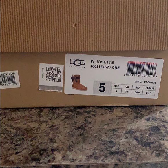 Guc Uggs with bow - Picture 5 of 5